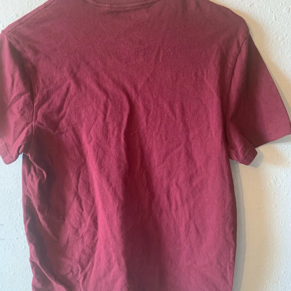 Guess Red Short‎ Sleeve Graphic Tee - Picture 5 of 7